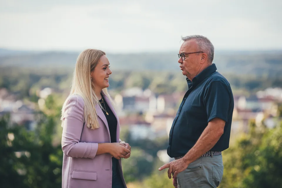 Carolin Mathieu (CDU): Im Gespräch mit einem Bürger, im Hintergrund Völklingen