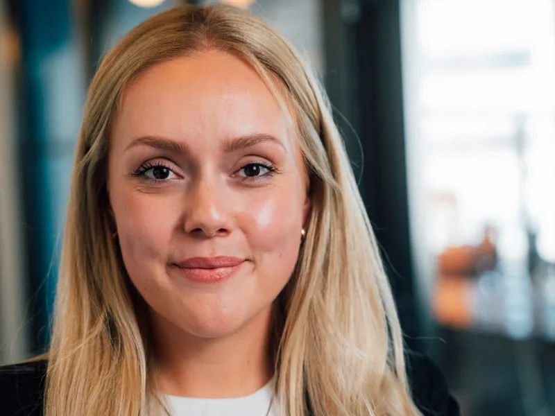 Carolin Mathieu (CDU), Landtagskandidatin für Saarbrücken-Land, lächelt in die Kamera