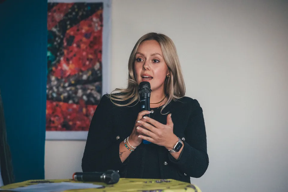 Carolin Mathieu (CDU): Spricht mit Mikrofon bei einer Veranstaltung