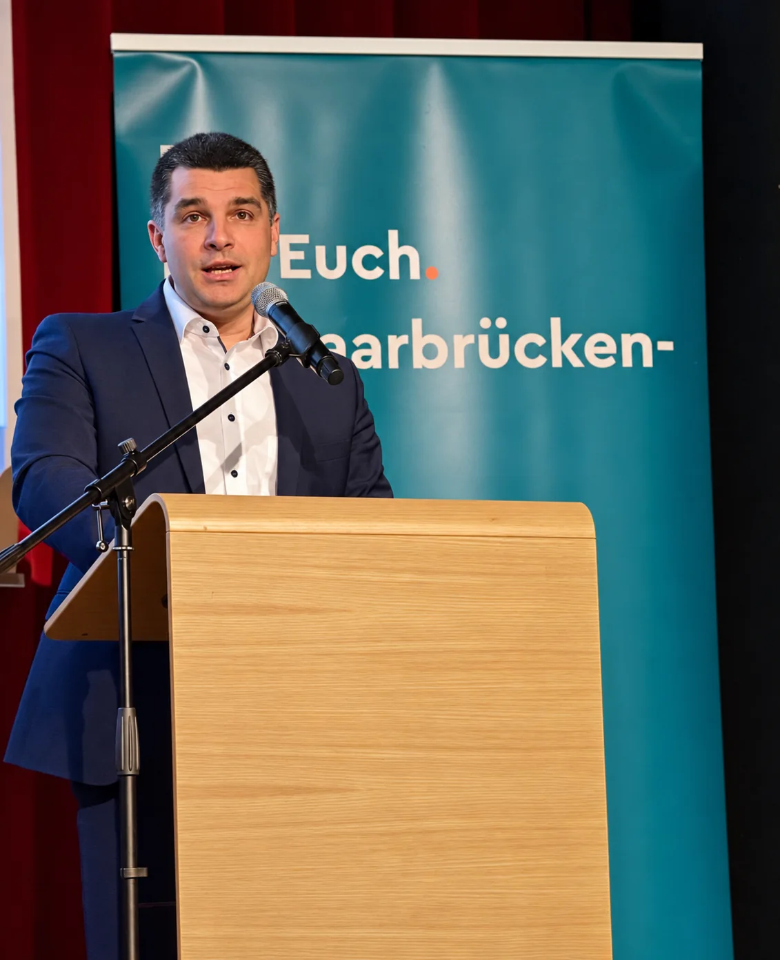Christian Müller (CDU), Kreisvorsitzender der CDU Saarbrücken-Land und Landtagskandidat, spricht am Rednerpult